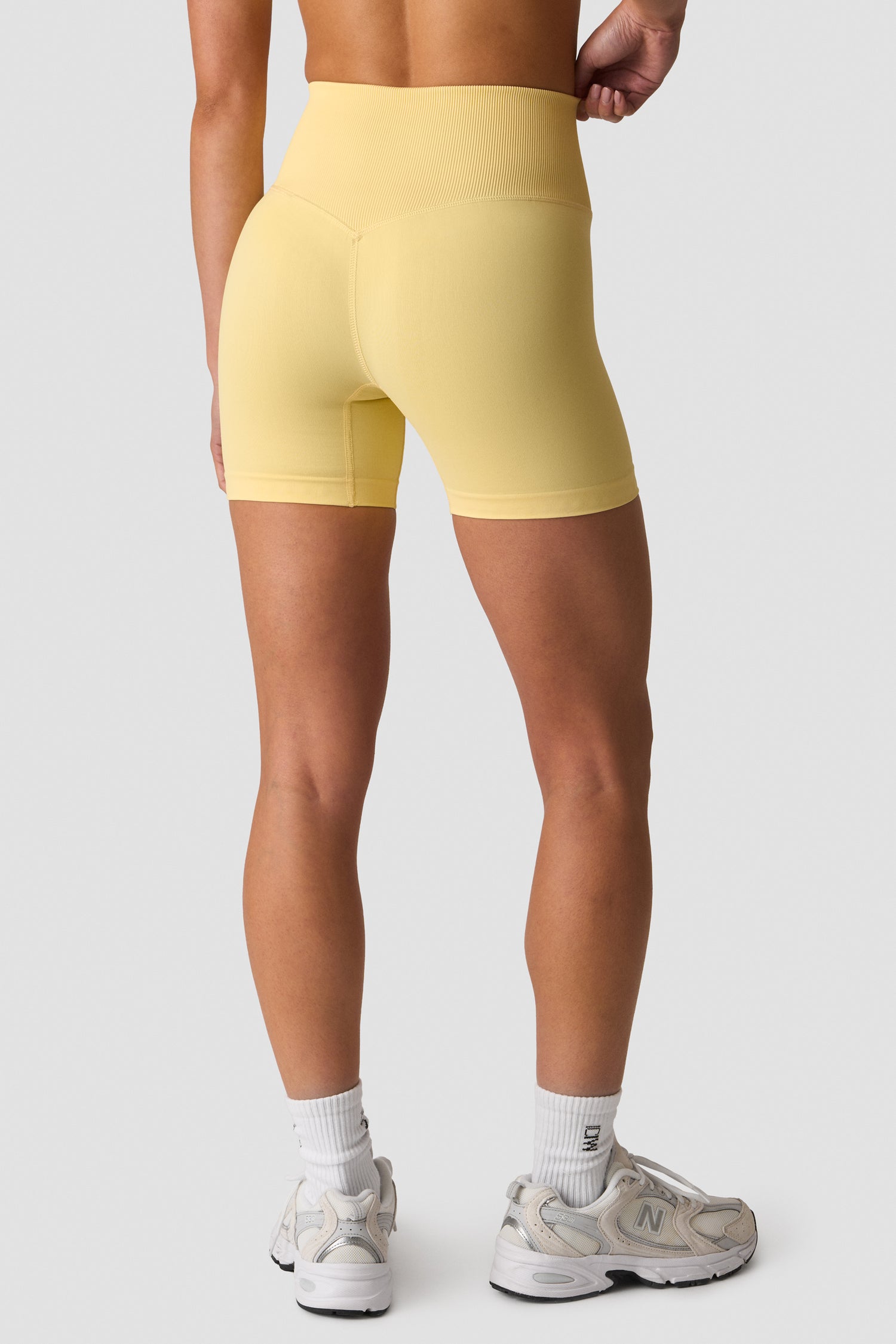 ICIW - Define Seamless V-Shape Midi Shorts