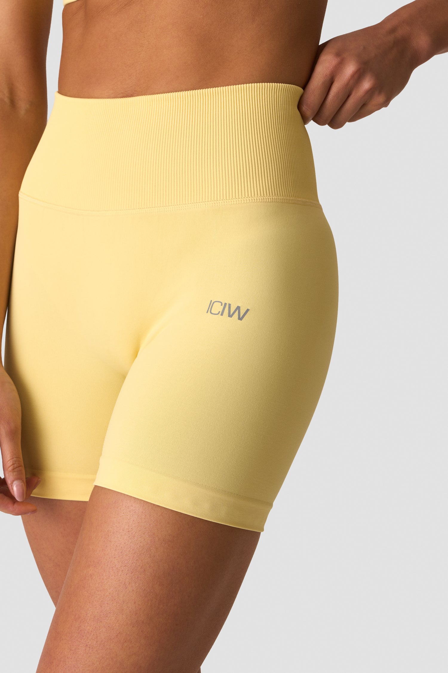 ICIW - Define Seamless V-Shape Midi Shorts
