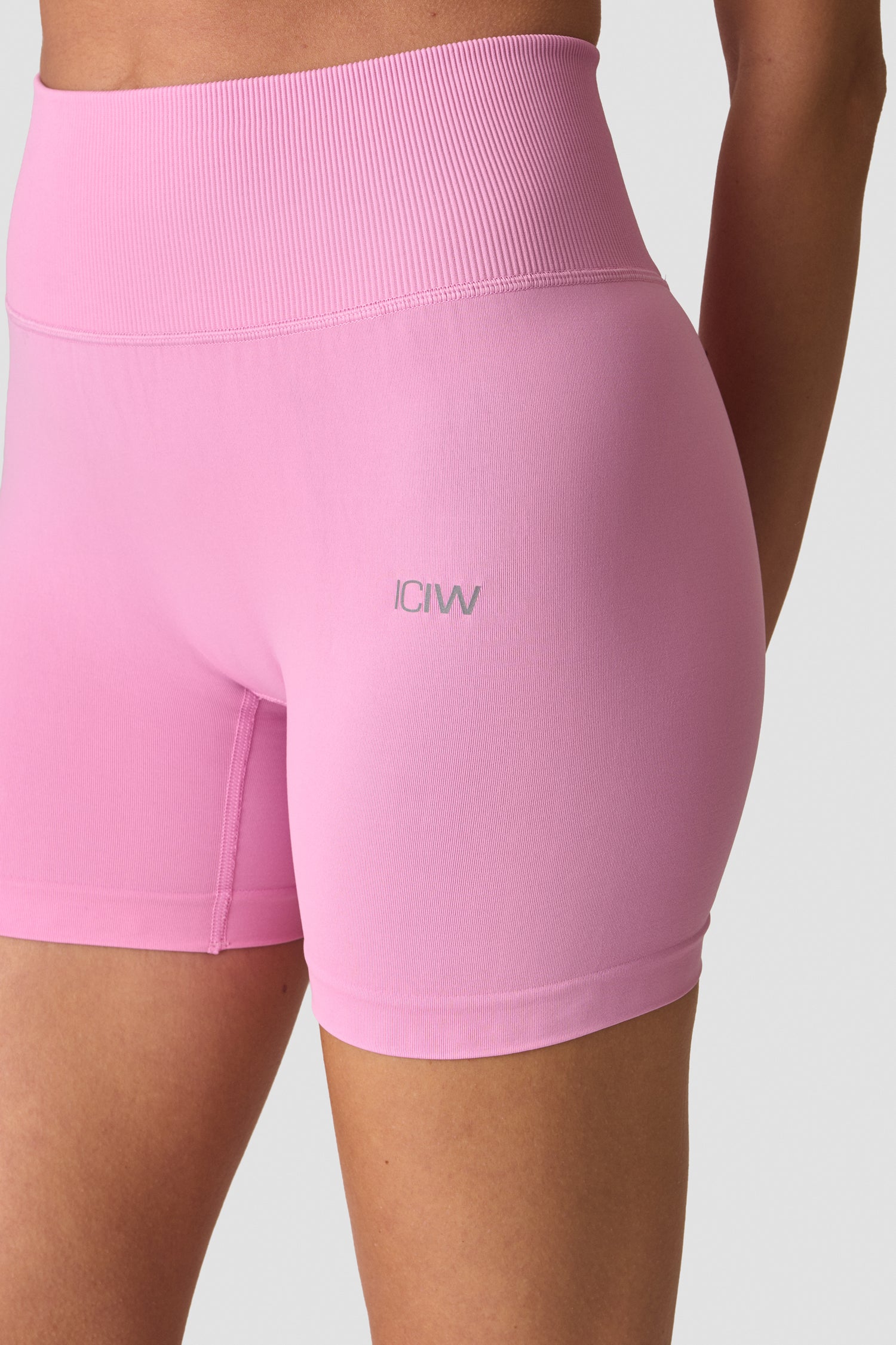 ICIW - Define Seamless V-Shape Midi Shorts