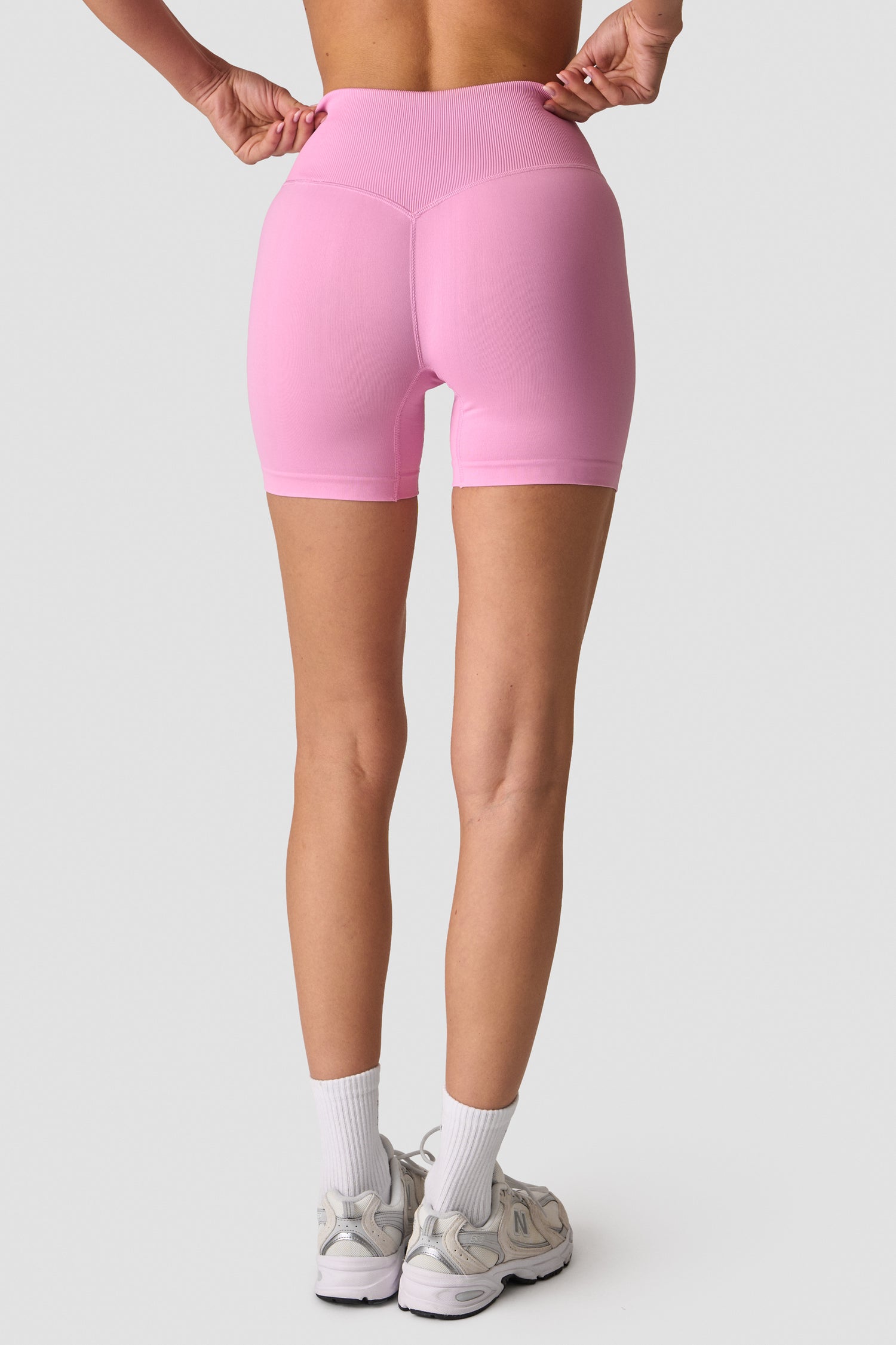 ICIW - Define Seamless V-Shape Midi Shorts