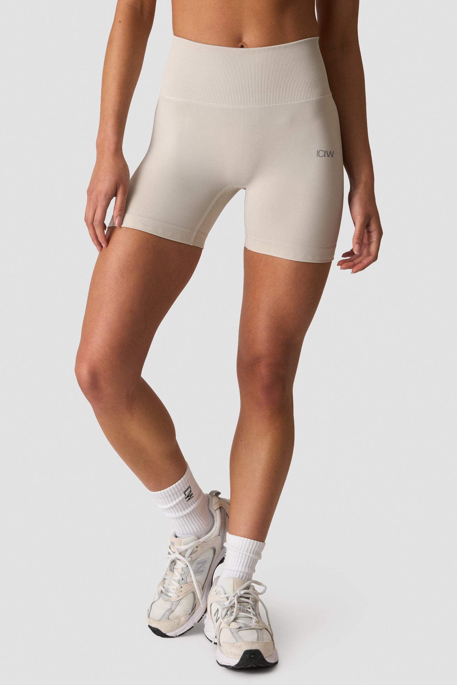 ICIW - Define Seamless V-Shape Midi Shorts