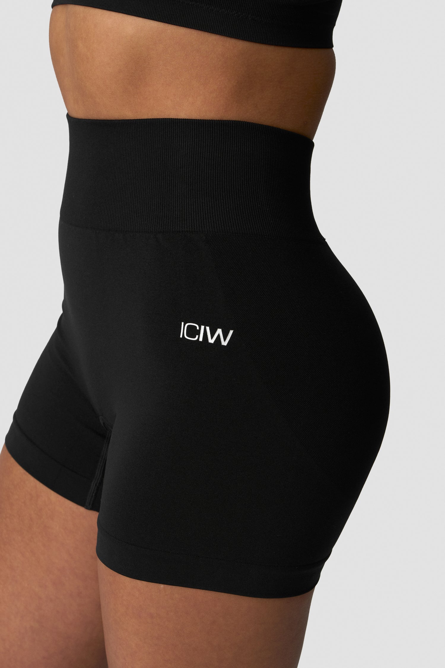 ICIW - Smooth Seamless Midi Shorts