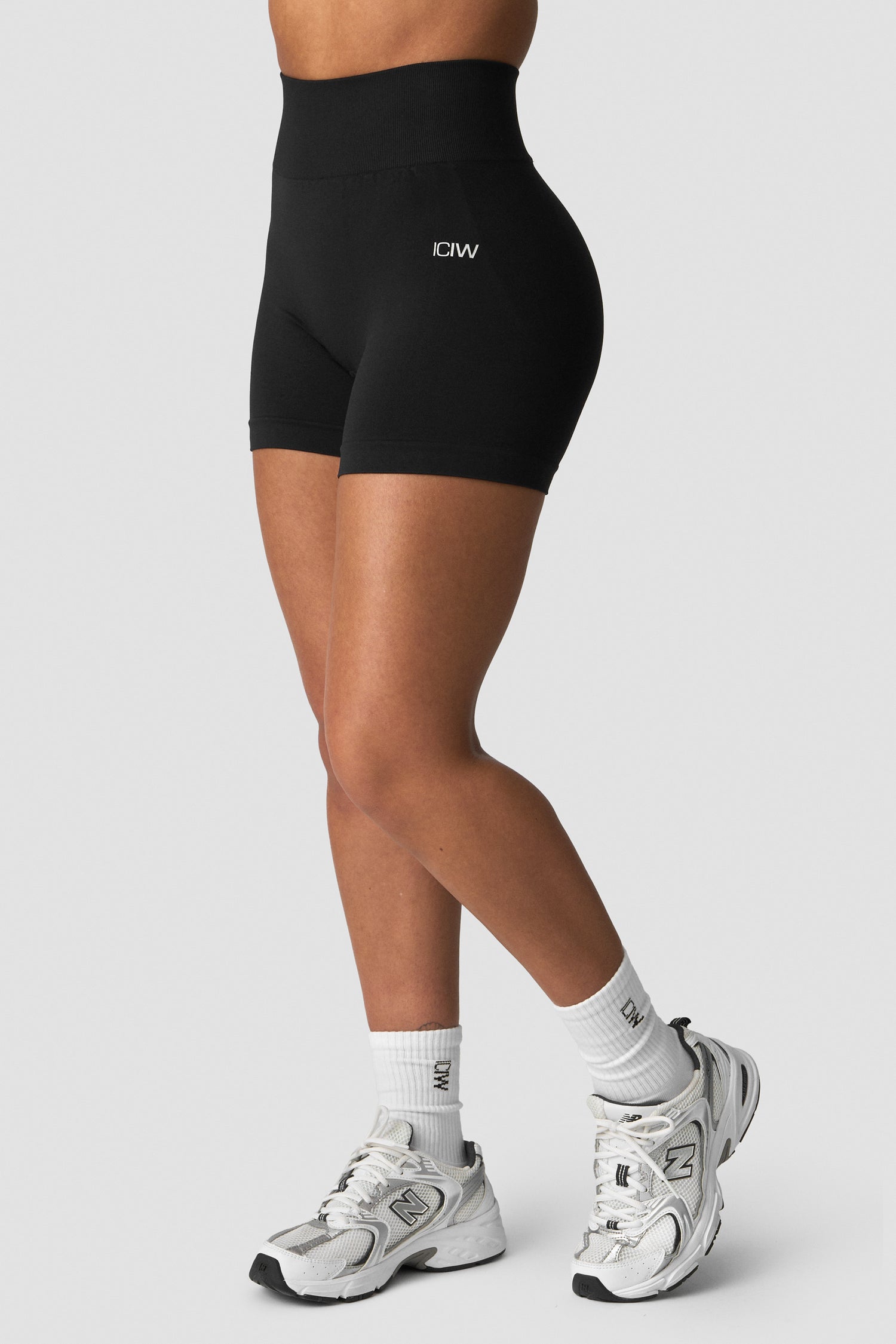 ICIW - Smooth Seamless Midi Shorts