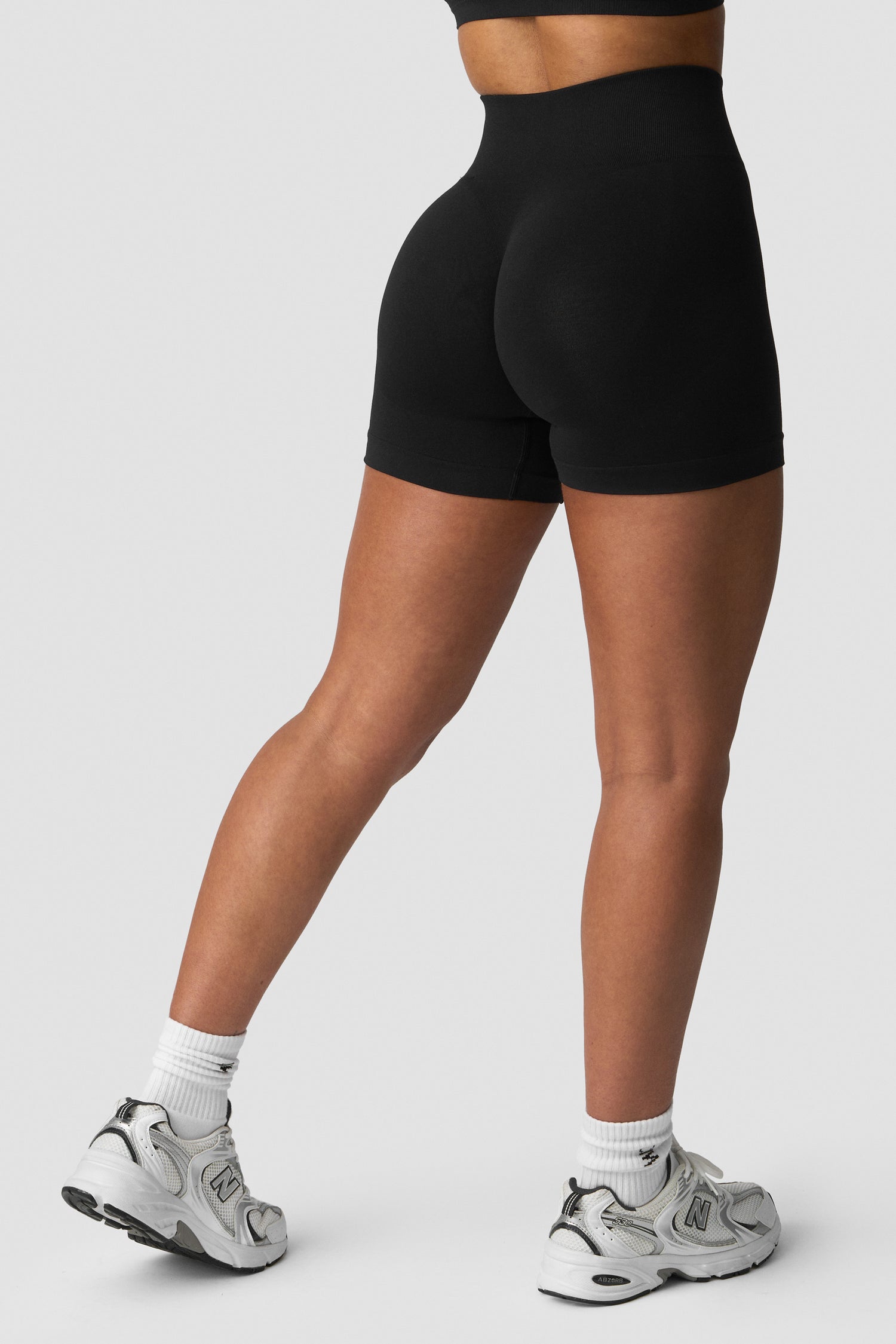 ICIW - Smooth Seamless Midi Shorts