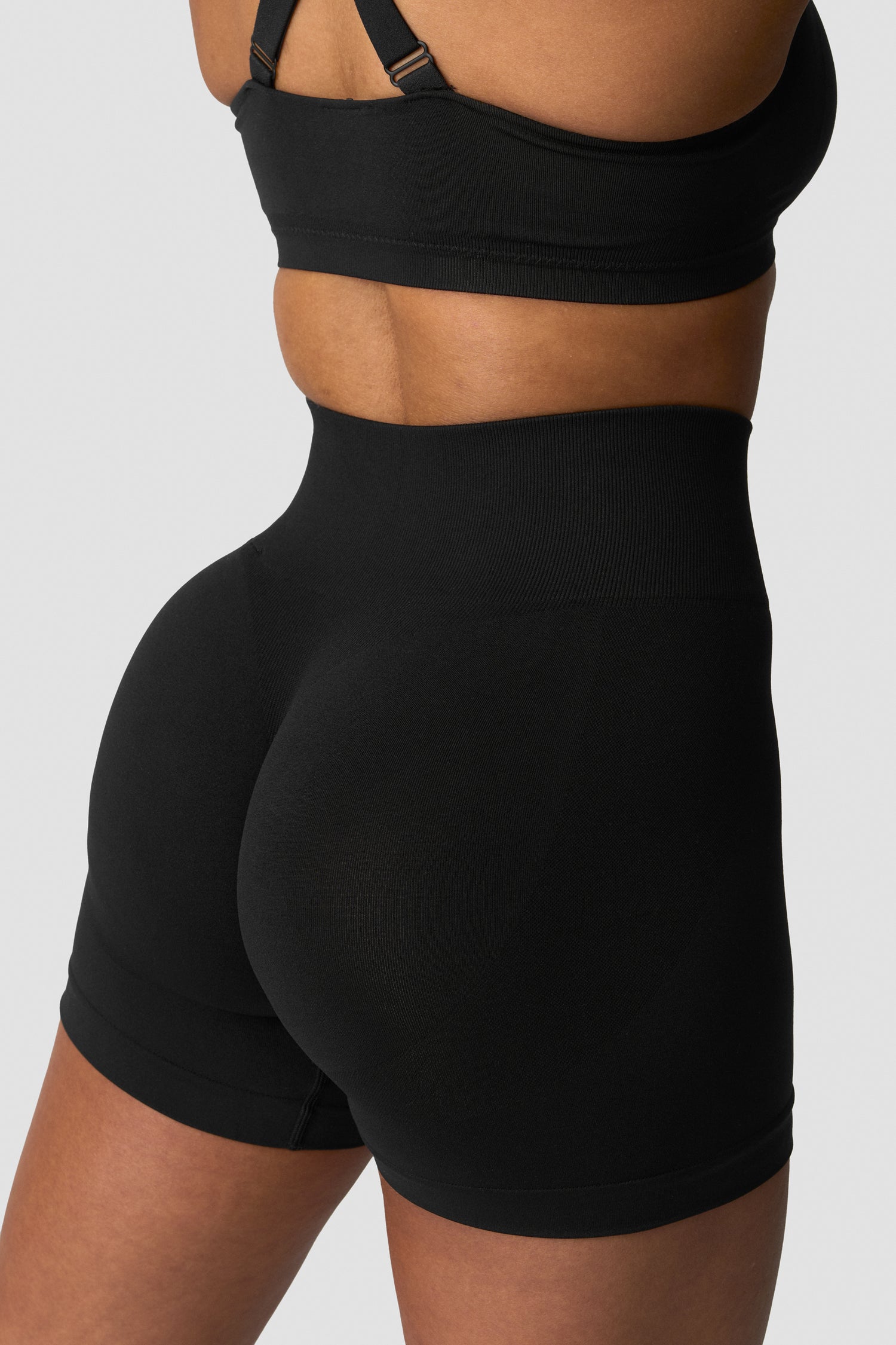 ICIW - Smooth Seamless Midi Shorts