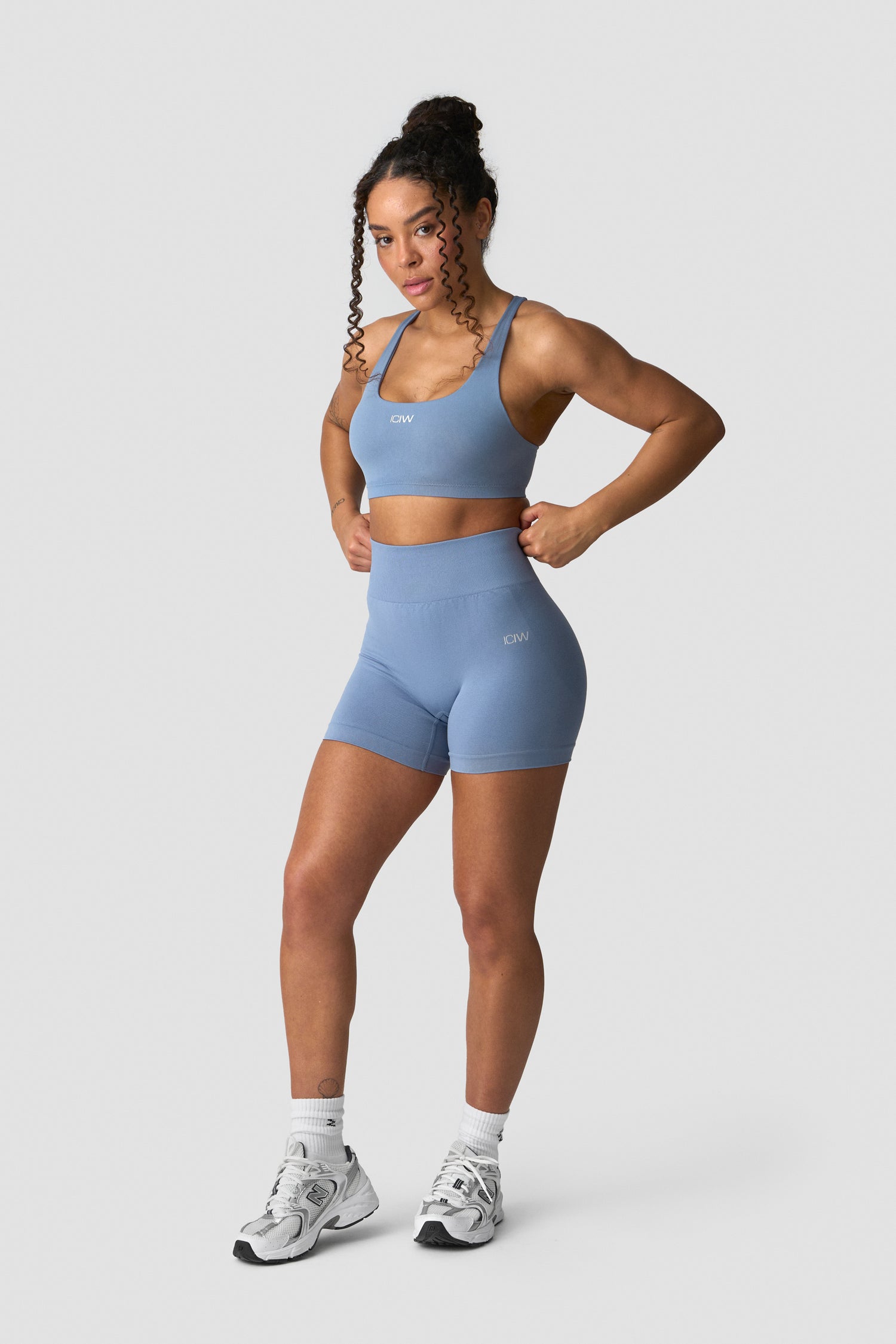 ICIW - Smooth Seamless Midi Shorts