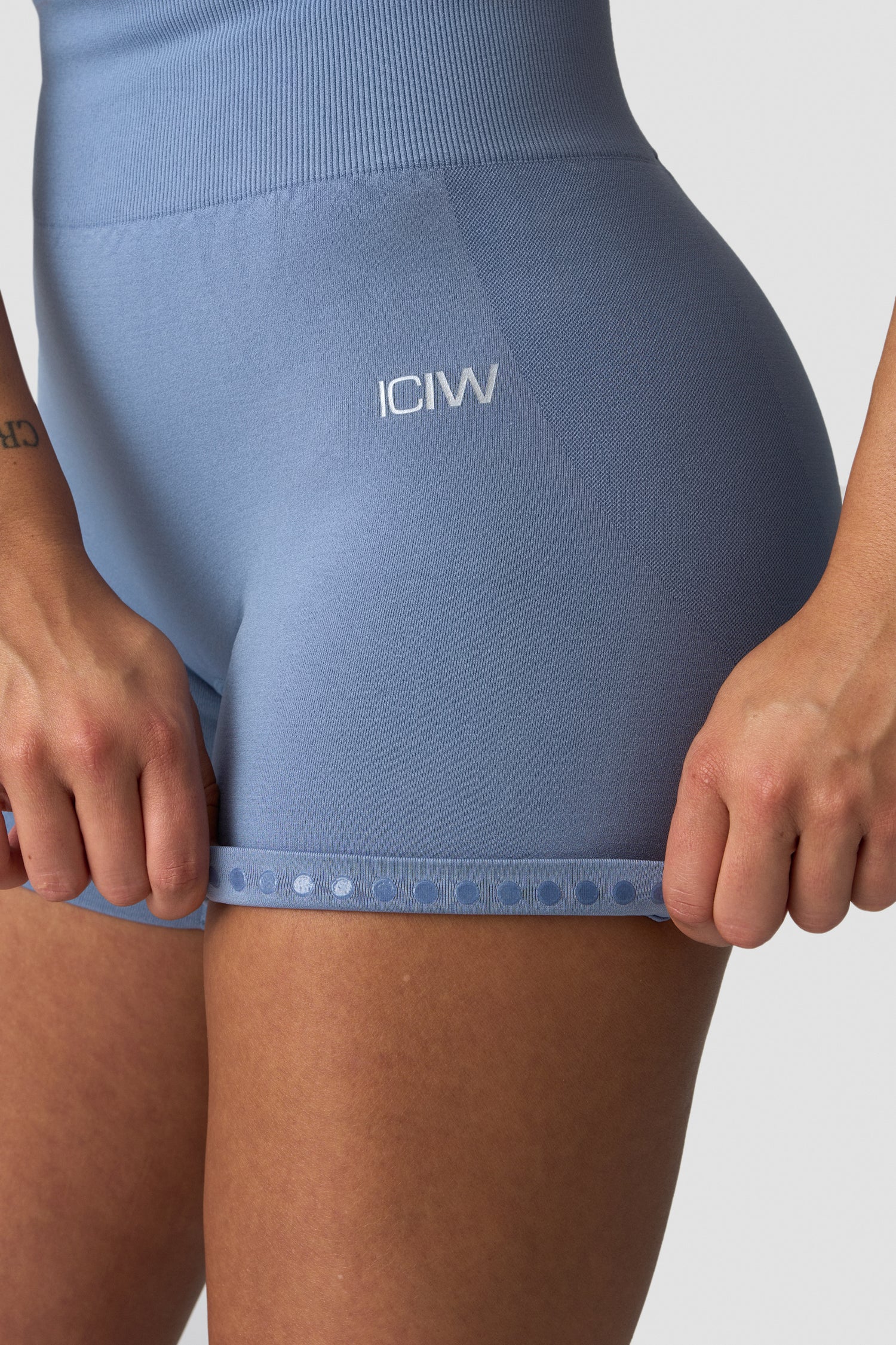 ICIW - Smooth Seamless Midi Shorts