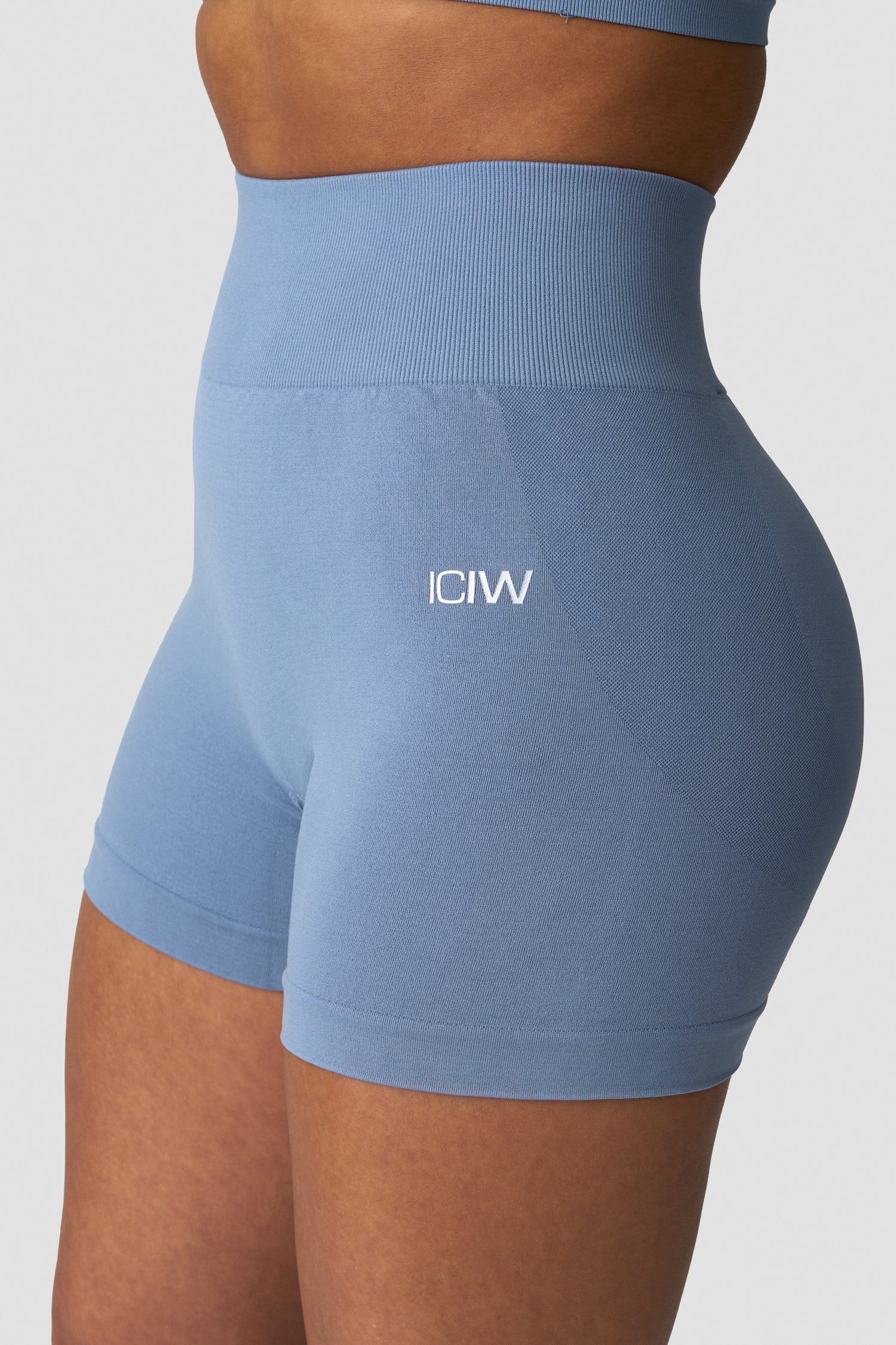 ICIW - Smooth Seamless Midi Shorts