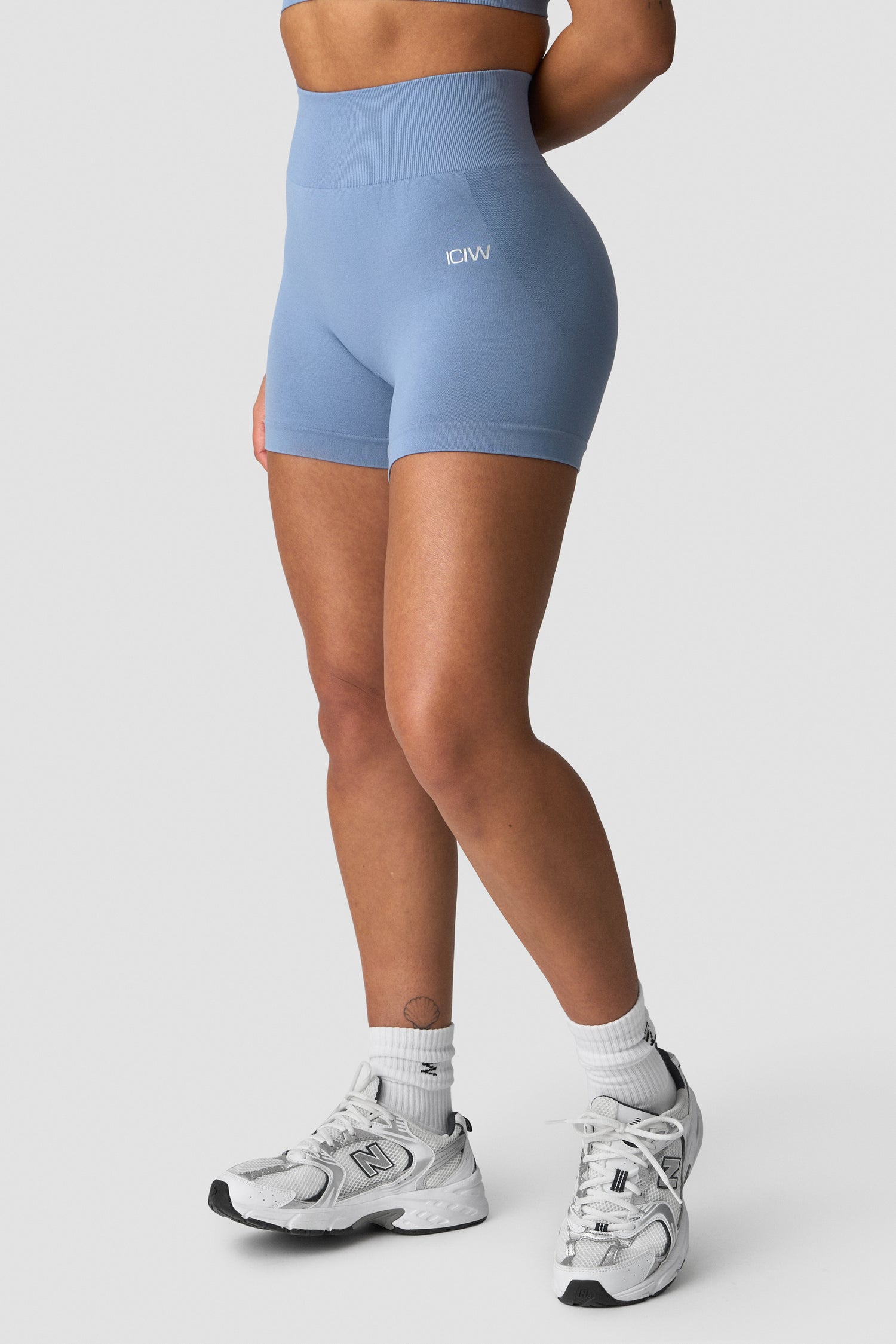 ICIW - Smooth Seamless Midi Shorts