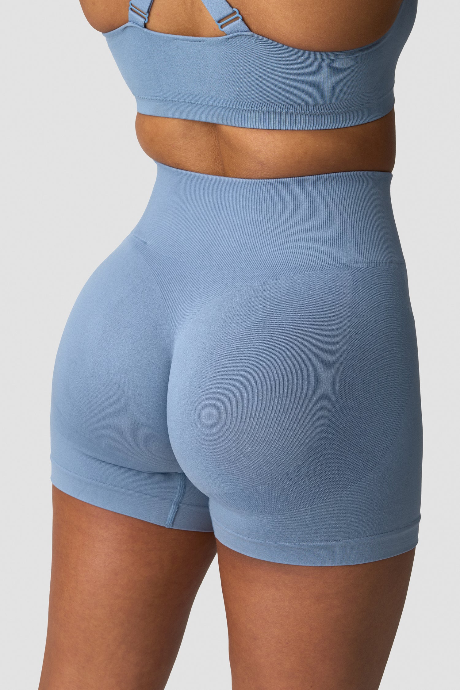 ICIW - Smooth Seamless Midi Shorts