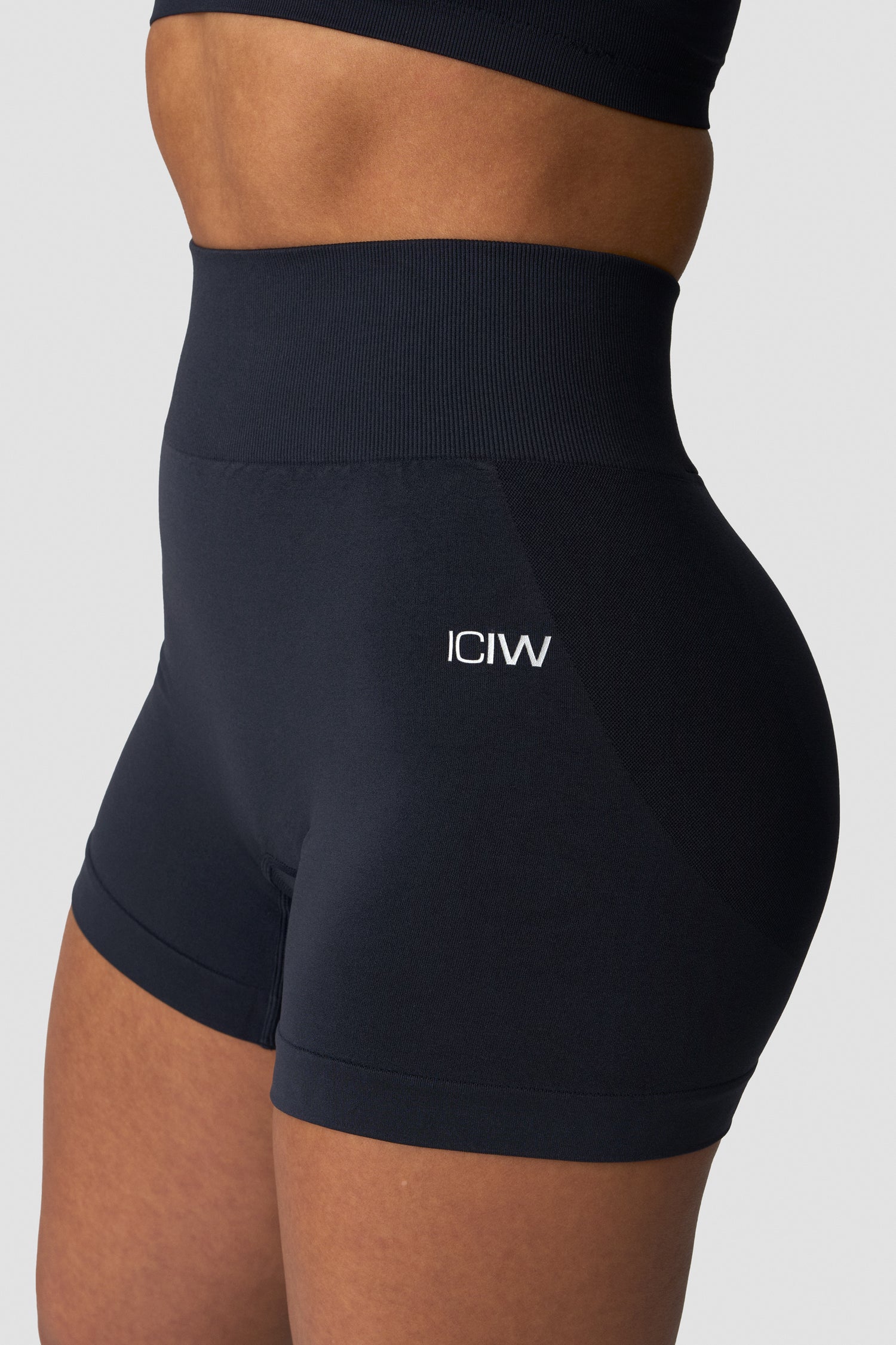ICIW - Smooth Seamless Midi Shorts