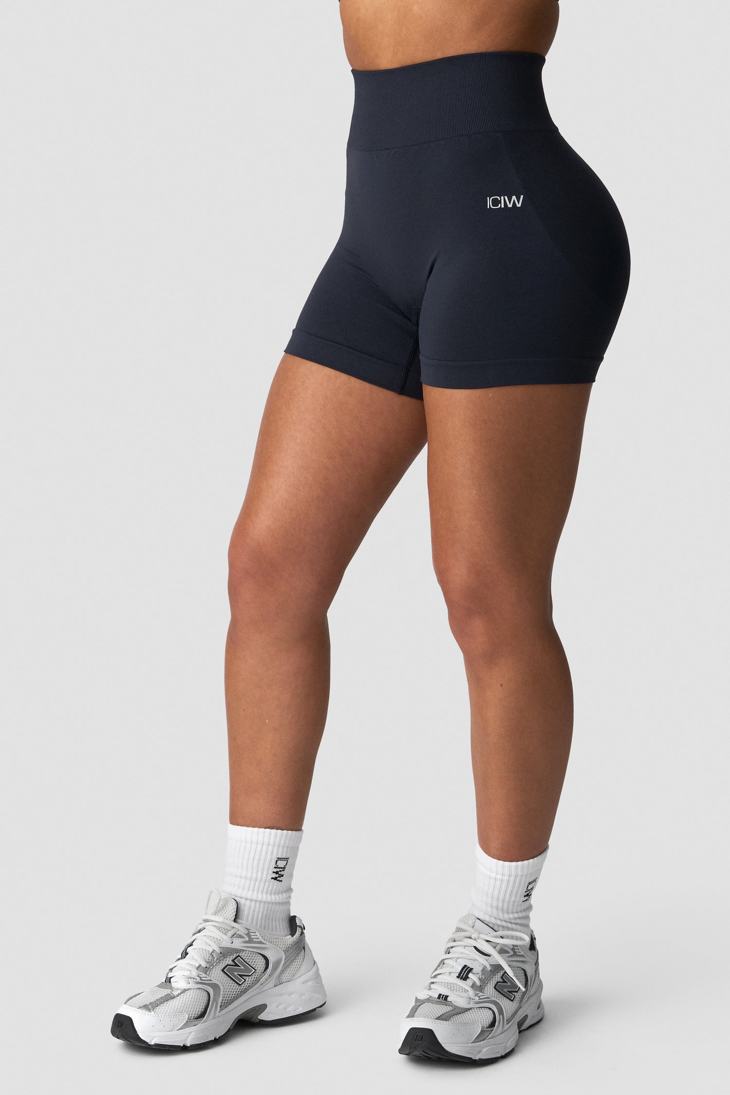 ICIW - Smooth Seamless Midi Shorts
