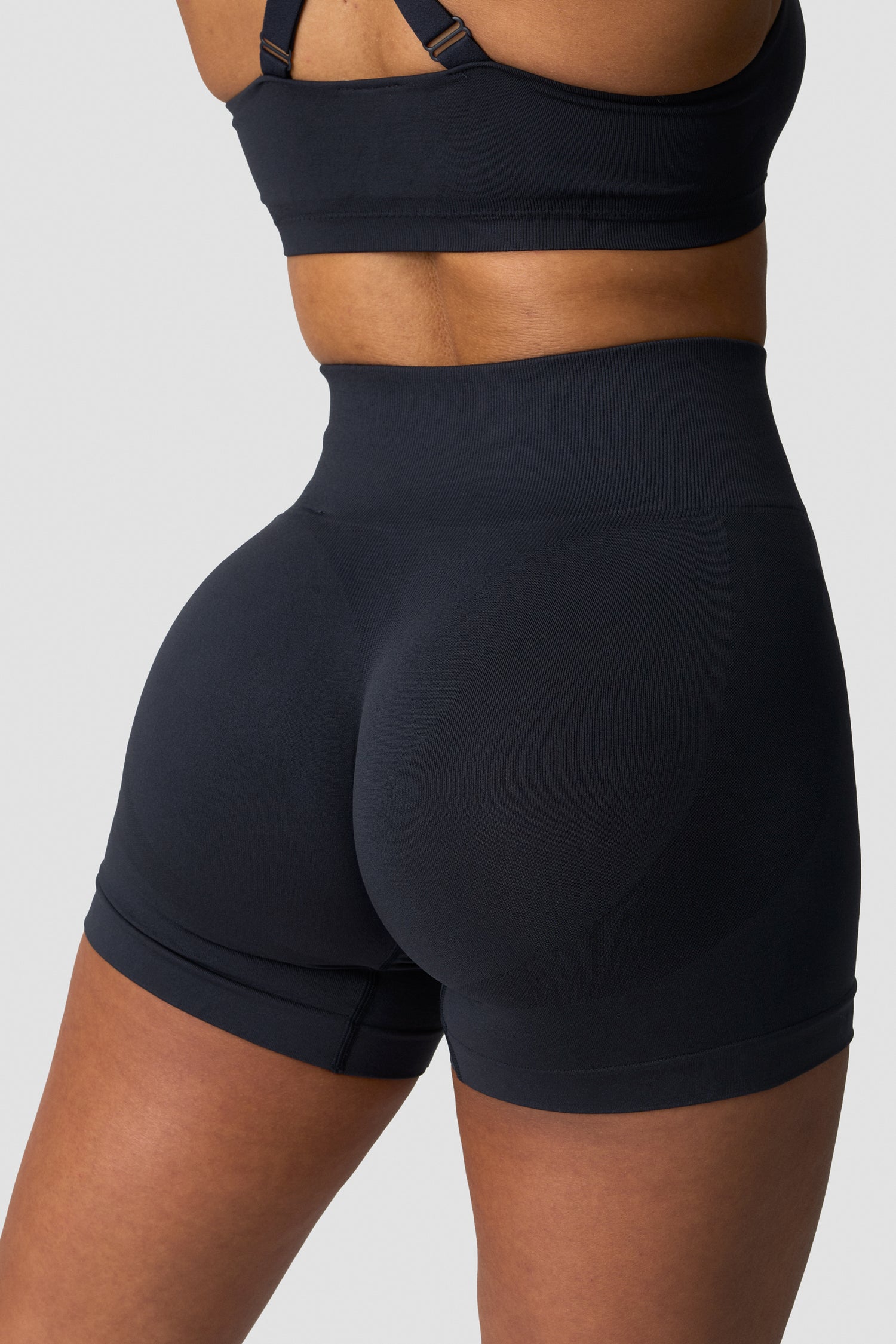 ICIW - Smooth Seamless Midi Shorts