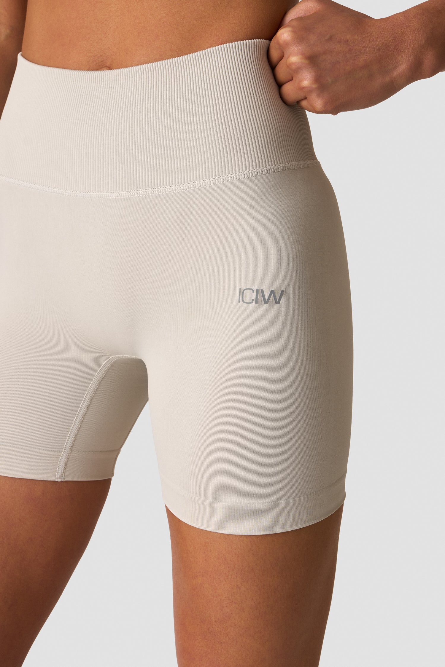 ICIW - Define Seamless V-Shape Midi Shorts