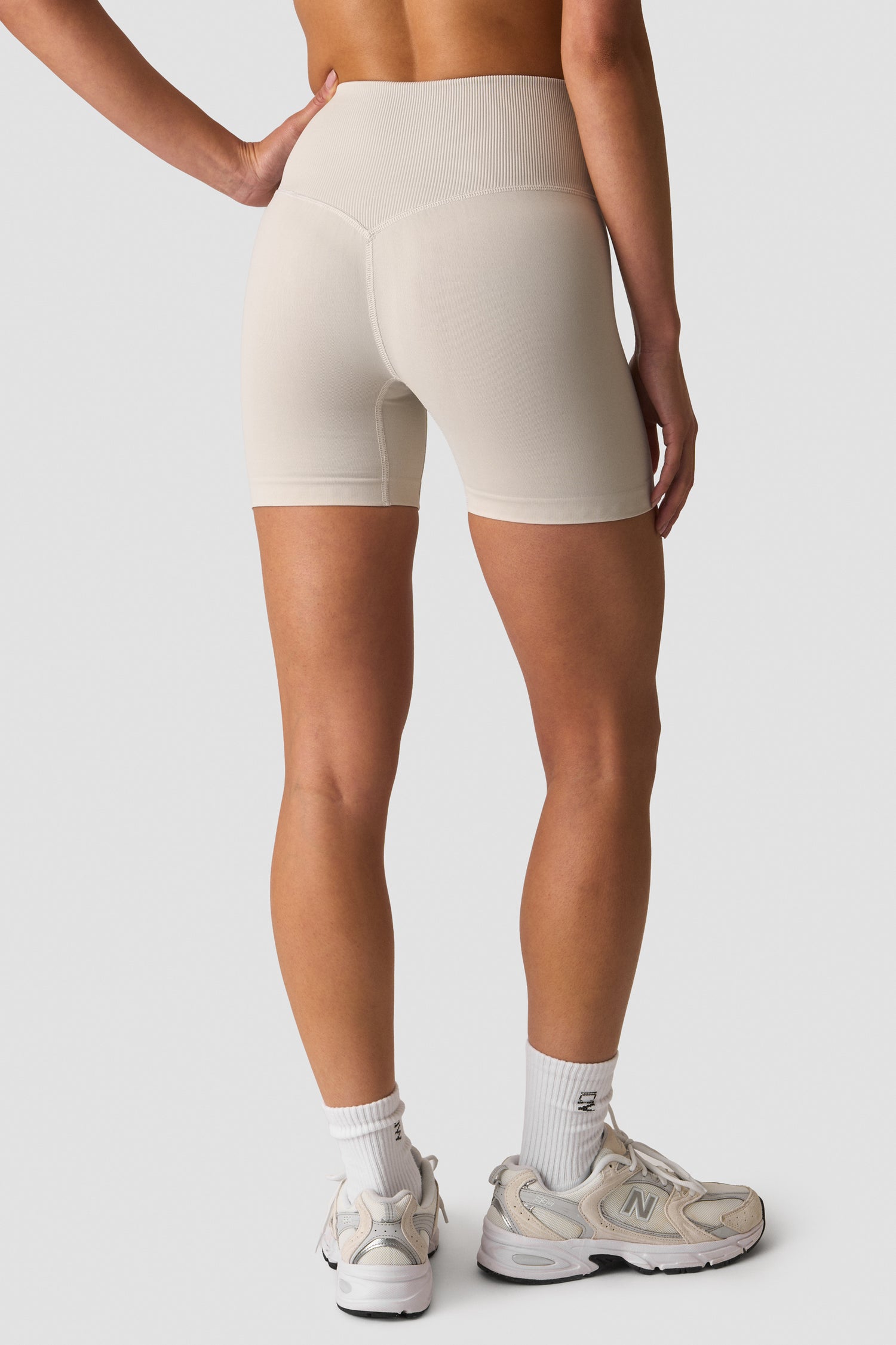 ICIW - Define Seamless V-Shape Midi Shorts